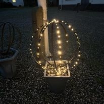 Havekunst i jern kugle dekoreret med lys